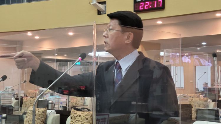 謝龍介今質詢砲火猛烈。劉榮輝攝