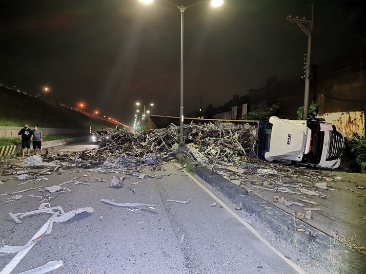 曳引車翻覆廢鐵灑滿整個馬路。陸運鋒攝