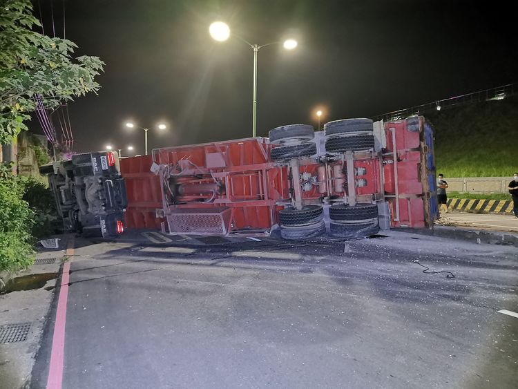 曳引車橫躺在馬路上。陸運鋒攝