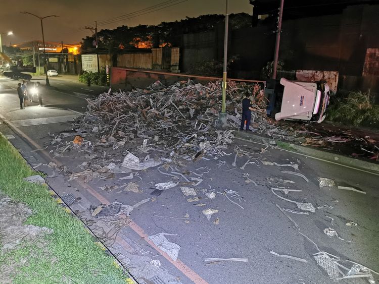 曳引車翻覆，廢鐵佔據馬路。陸運鋒攝