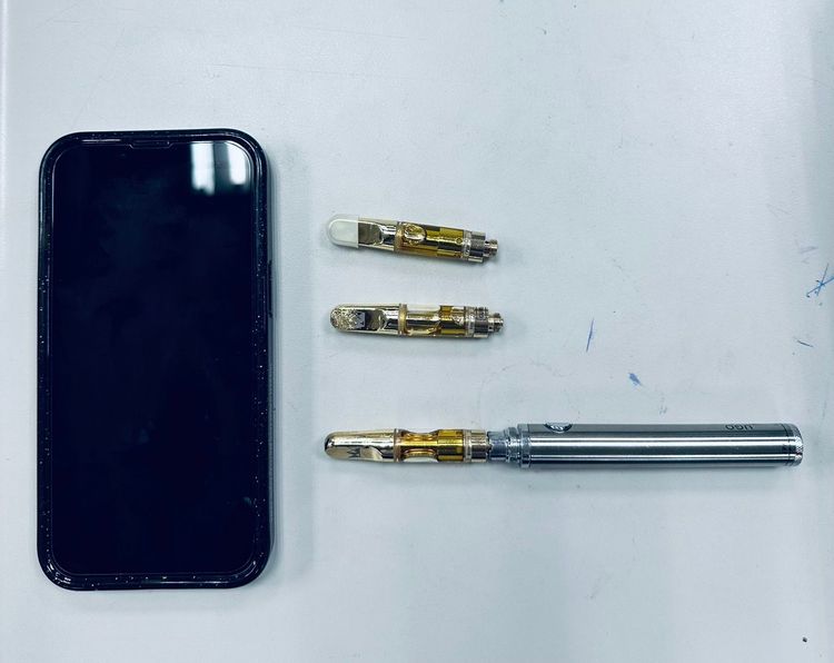 海山警方查獲犯案用手機及大麻煙彈。警方提供