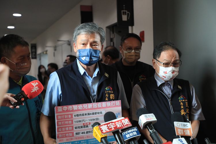 台中市衛生局長曾梓展表示將在下周起開設4場快打站幫65歲以上長者接種次世代疫苗。曾雪蒨攝