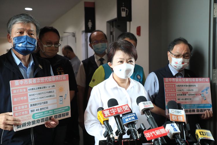 因應次世代疫苗將到貨，台中市長盧秀燕親自宣布台中將開設4場快打站幫65歲以上長者施打次世代疫苗。曾雪蒨攝