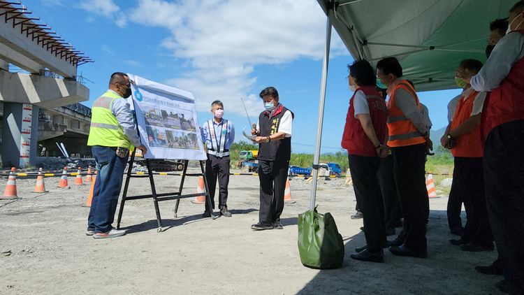 立委傅崐萁親自向總統蔡英文簡報。黃瑞娟攝