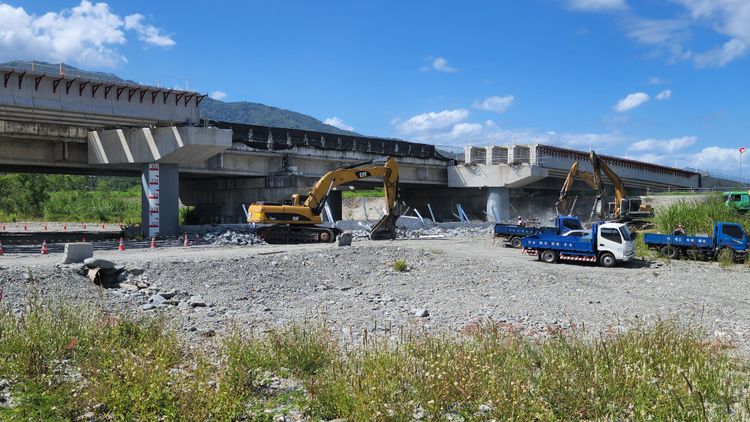 玉興橋震損。黃瑞娟攝