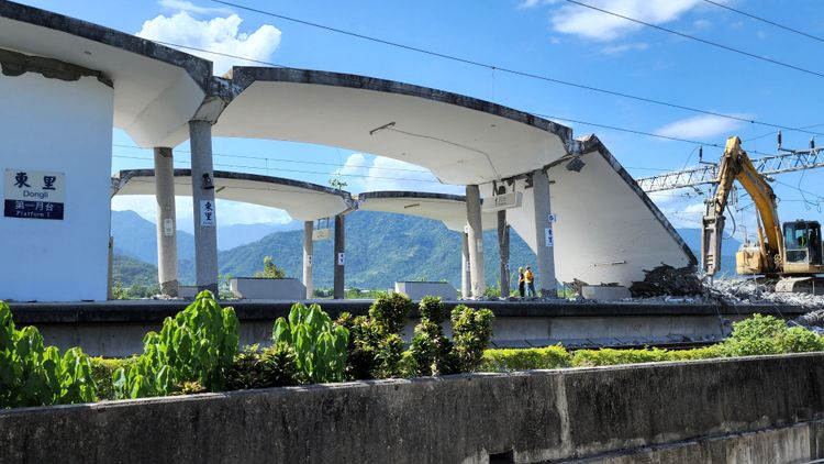 東里火車站受災嚴重。黃瑞娟攝