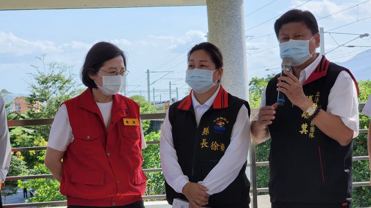 花蓮縣長徐榛蔚及立委傅崐萁全程陪同總統蔡英文勘災。黃瑞娟攝
