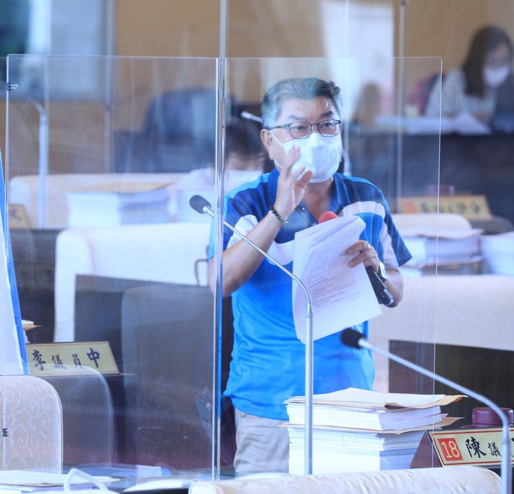 市議員李中以目前改建危老建築速度，推論要100年才拆除的完。曾雪蒨攝