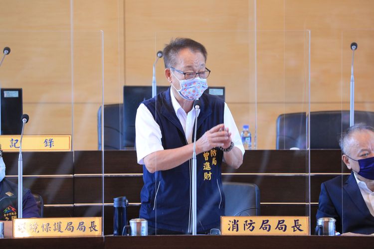 台中市消防局長曾明財提醒民眾碰到地震不要慌張往外逃，應就近找遮蔽物避免物品從空而降砸傷。曾雪蒨攝