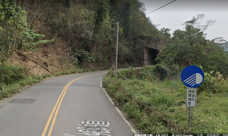 南投縣府在入口處設有「隧道中開頭燈」標示。翻攝Google map