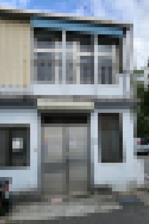 凶宅大門深鎖，信箱塞滿信件，似乎已無人居住。黃瑞娟攝