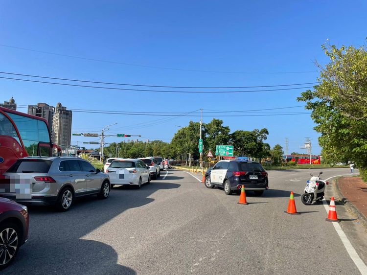 警方到場紓導交通。大溪警分局提供