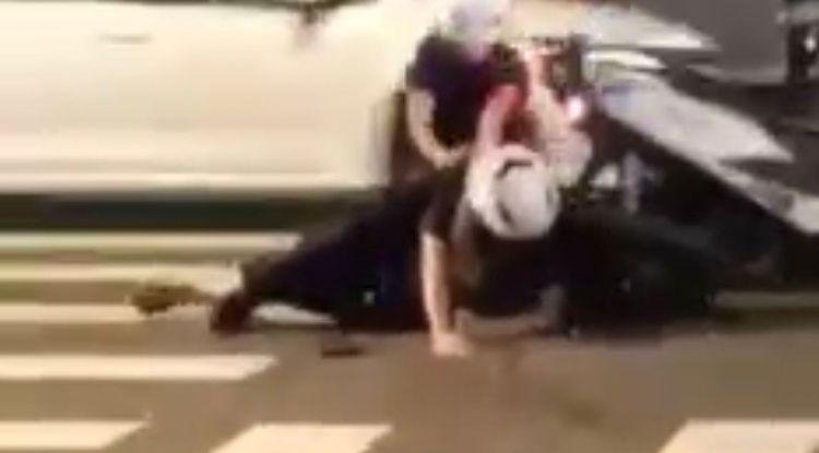 2員壓制彭男。翻攝臉書爆料公社