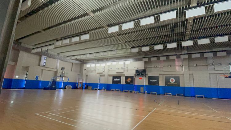 二樓籃球場空無一人。張沛森攝