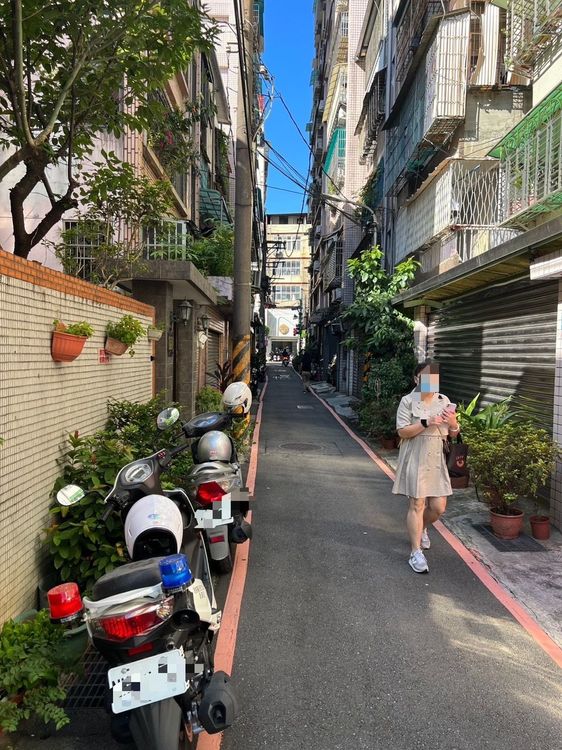 永和警方抵達民宅，發現軍用子彈及迫擊砲彈。翻攝畫面