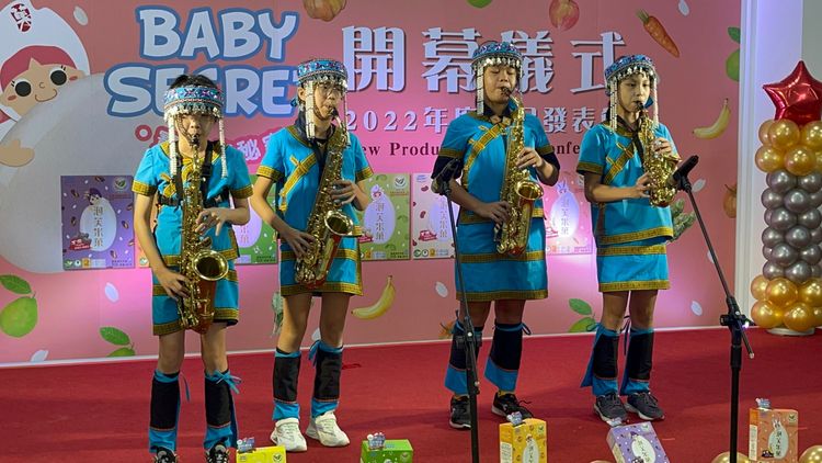 生命豐盛關懷協會學童表演薩克斯風，慶祝牧菓國際開幕。陸運陞攝