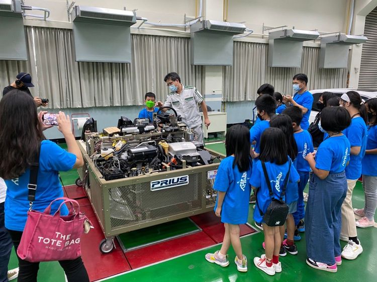 在「兩天一夜和泰職涯體驗營」活動中，孩子們也參訪了Toyota、Lexus、HINO不同品牌的營業據點。業者提供