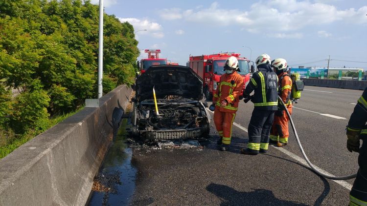 警消到場處理。國道警方提供