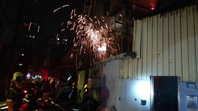 警消人員從後方破門進入。警消提供