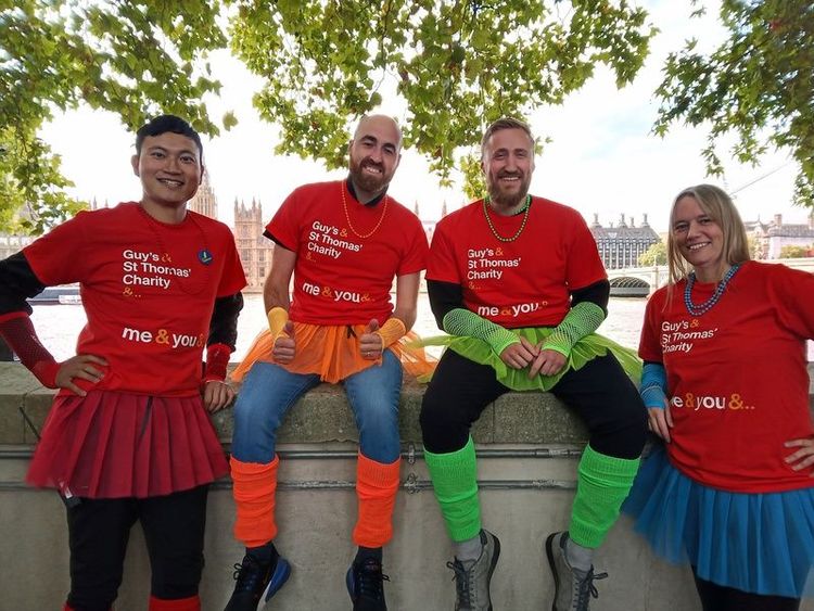 王建智與同事組隊募款，特別穿了芭蕾舞裙。中央社