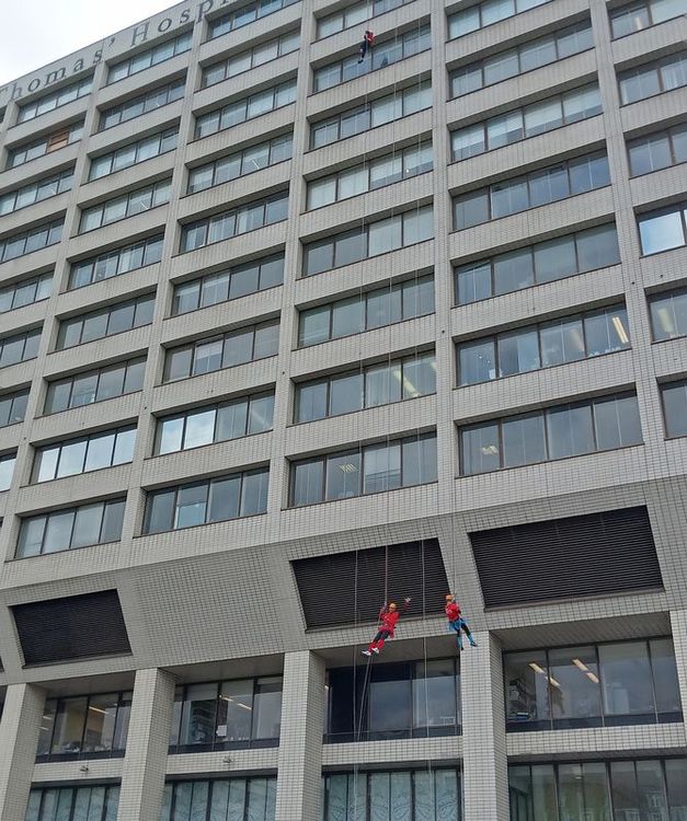 王建智從50公尺高的醫院外牆垂降而下。中央社