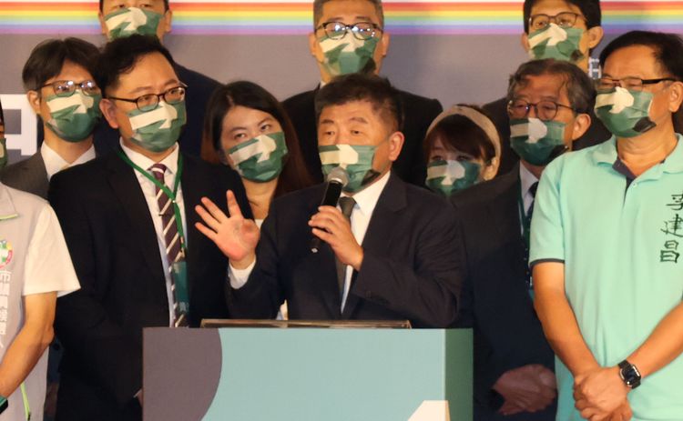 陳時中（中）說明有些人的身體無法施打mRNA疫苗。莊宗達攝