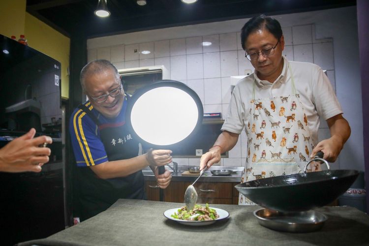 張善政秀廚藝。張善政競辦提供