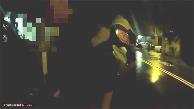 鄒男被警方壓制時，還企圖掙脫，警方喝斥將噴辣椒水，鄒男才乖乖上銬。警方提供