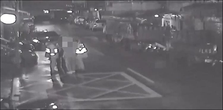 鄒男陪女友遛狗時，遇上巡邏警員盤查。警方提供