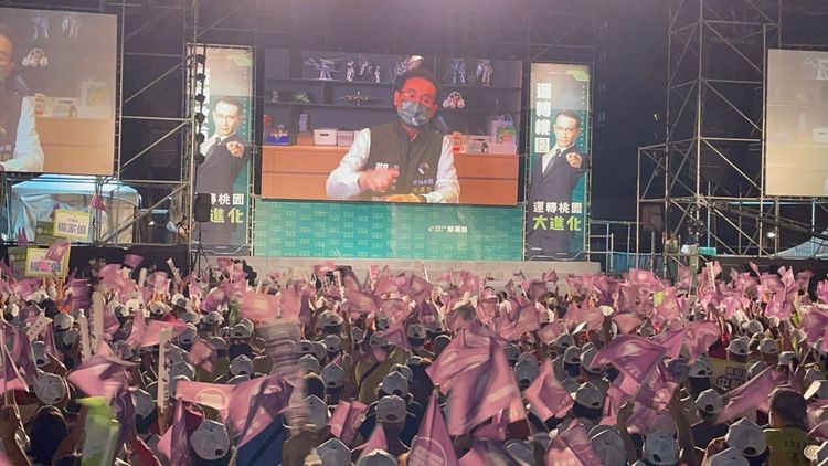 鄭運鵬透過視訊方式現場選民互動。張沛森攝