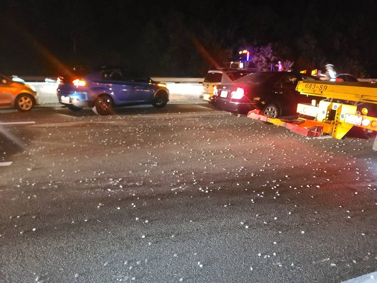 事故現場一片凌亂，交通嚴重受阻。民眾提供