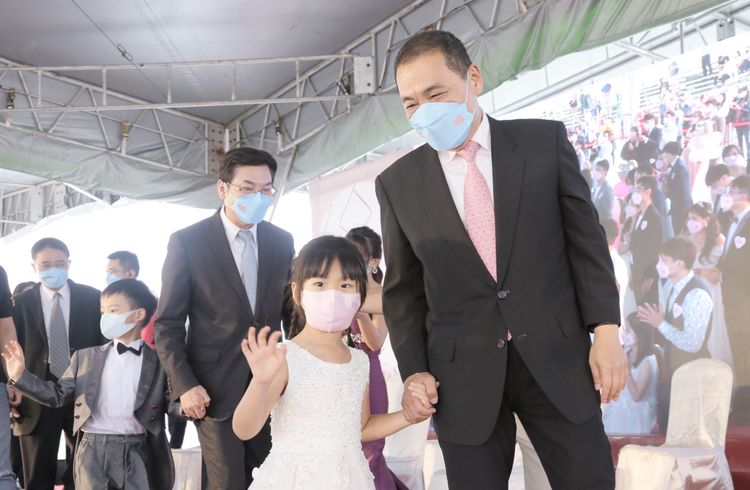 新北市長侯友宜參加聯合婚禮，並擔任主婚人。新北市府提供