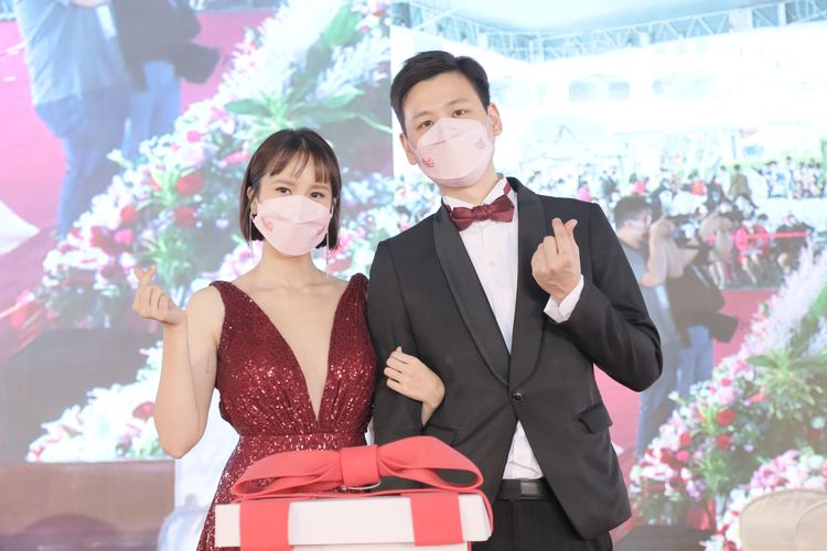 本次參加聯合婚禮的新人，都穿著華麗婚紗參加聯合婚禮。新北市府提供