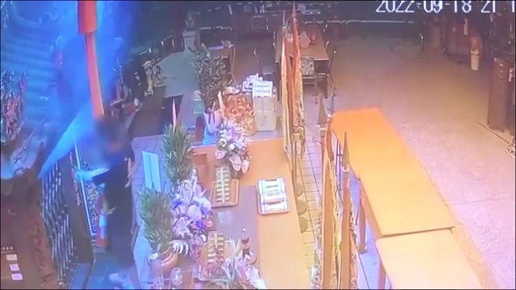 王男擔心火勢擴大，自行拿滅火器救火。警方提供