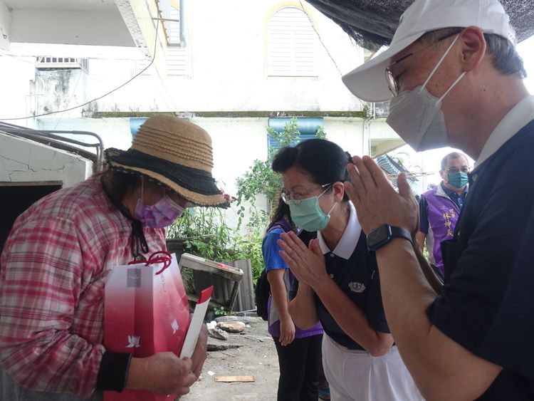 慈濟基金會慰問災民。慈濟提供