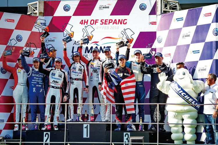 陳俊杉(前排左4)邀請雙親來看自己比賽，奪冠後家人就不再反對賽車（非當場賽事。陳俊杉提供