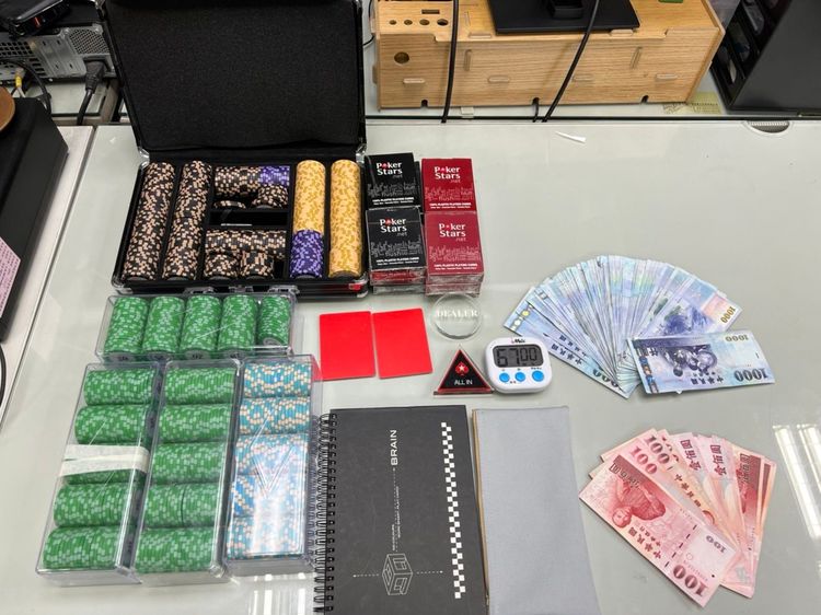 三峽警方查扣抽頭金1千元、賭資4萬4千元、賭具撲克牌2副。警方提供