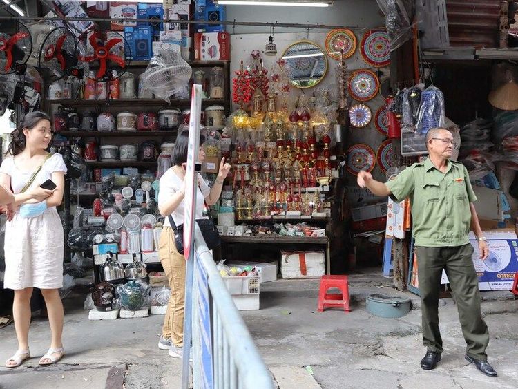 河內市當局派保全看守火車街入口，不准遊客入內喝咖啡、拍照。中央社