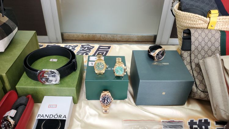 警方查獲勞力士錶、ＡＰ錶等贓證物。讀者提供
