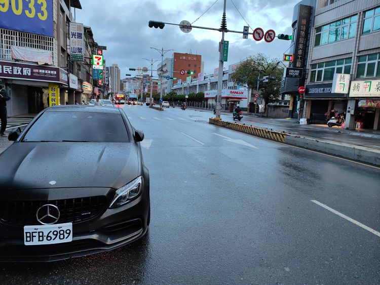 林男駕駛賓士車迴轉時發生碰撞。翻攝畫面