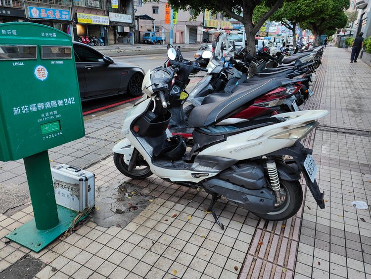 張男所騎乘的機車。翻攝畫面
