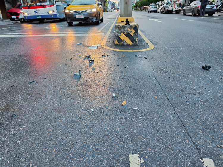 地面上殘留車禍碎片。翻攝畫面