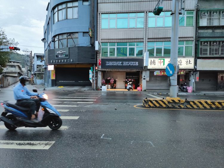 賓士車迴轉時與機車騎士發生碰撞。翻攝畫面