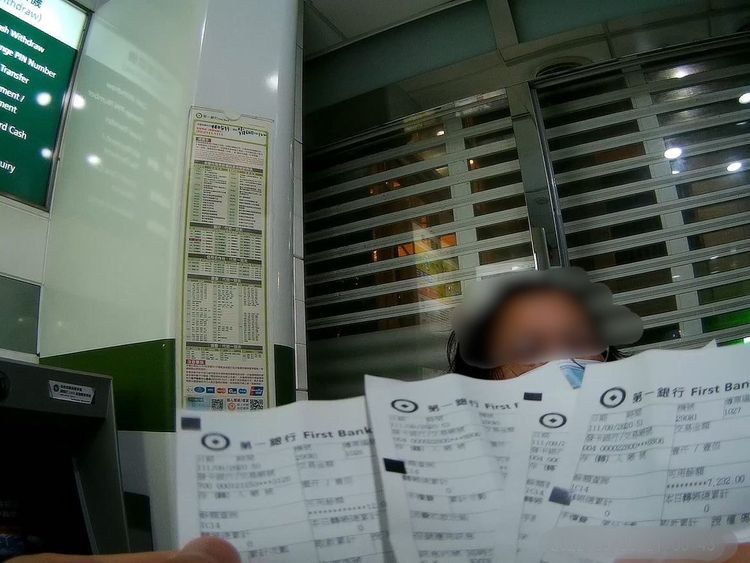 婦人遭詐到ATM匯款。龜山警分局提供