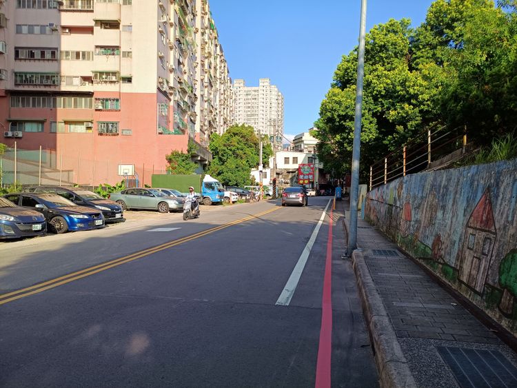 陸男自撞電線桿後，送醫後仍宣告不治。警方提供