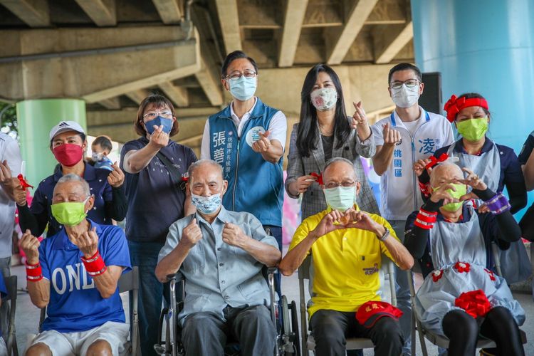 張善政今參加百歲人瑞慶生活動。張善政競辦提供