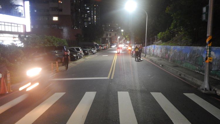 陸男騎車行經該路口，疑似車速過快擦撞過馬路的男童。警方提供