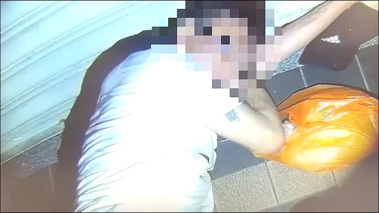 張男被人發現醉倒在路邊，警方聯絡家人到場帶回。警方提供