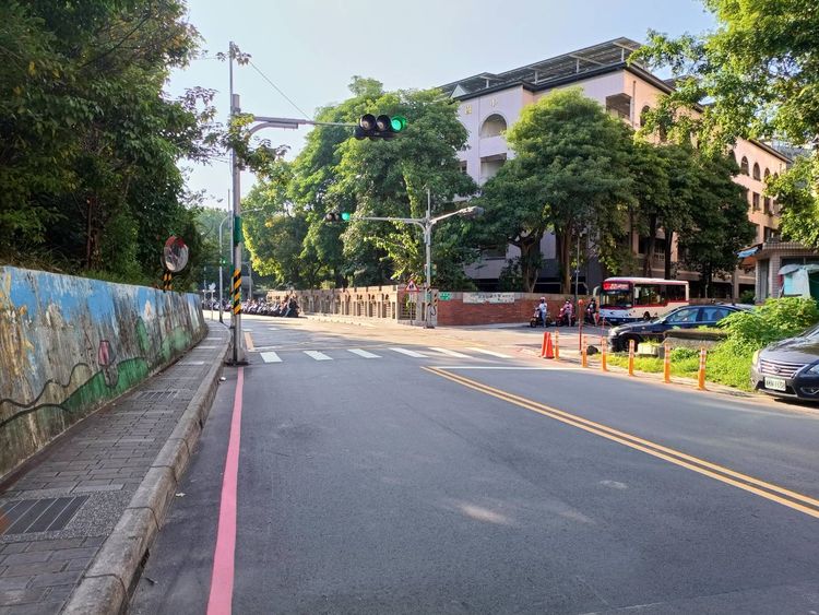 陸男當時下班準備返家，卻不慎擦撞男童後又自撞電線桿。警方提供