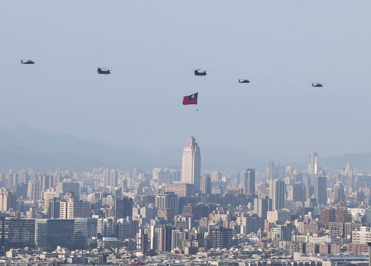 雙十國慶將至，國軍為求完美演出，29日凌晨5時50分起至7時40分進行空中預演，圖為國旗機隊29日上午飛越台北市區上空。中央社